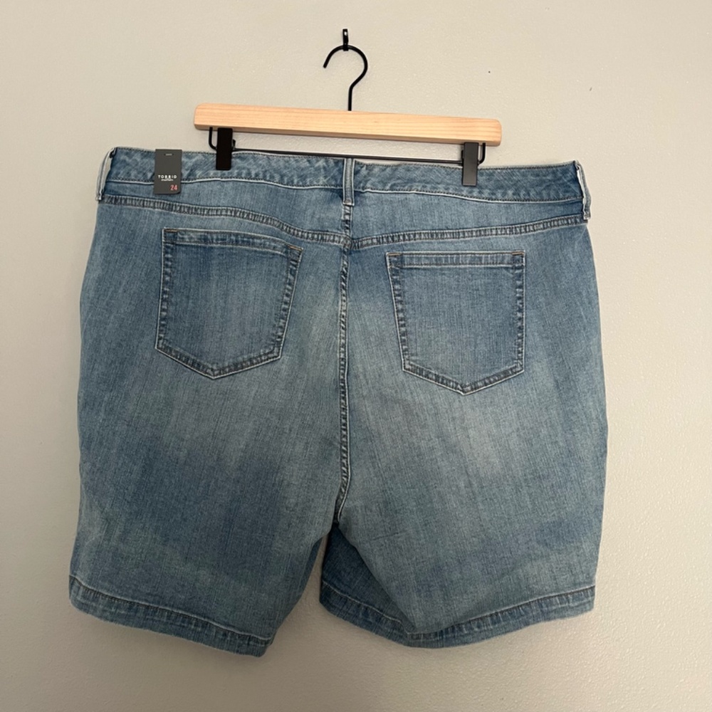 Torrid - 5 Inch Vintage Stretch Mid-Rise Blue Jean Short - Size 24 / 3x - Picture 5 of 9